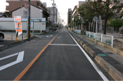 左手にマツダ、右手に浜田小学校がある通りを直進